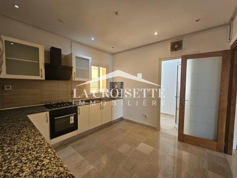 Penthouse S+4 avec terrasse et piscine aux Jardins de Carthage 